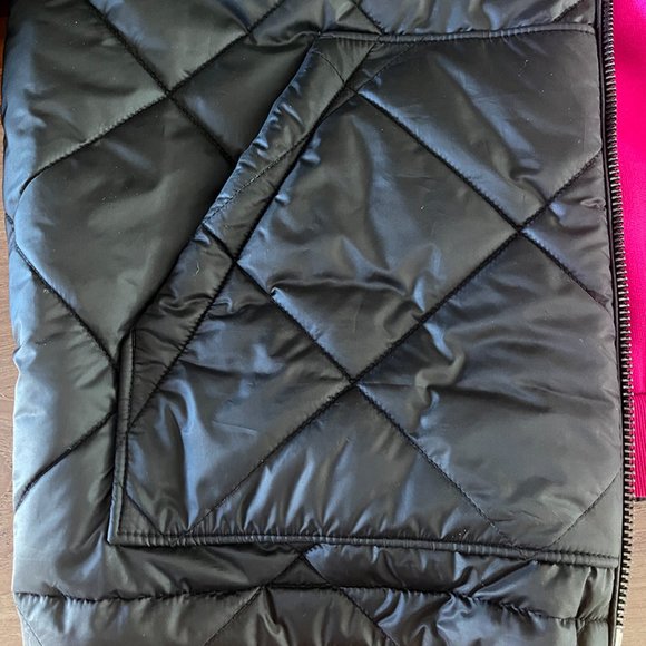 Burberry Tyneham Lined Quilted Jacket with a Pop of Pink – Size Medium - Picture 8 of 10